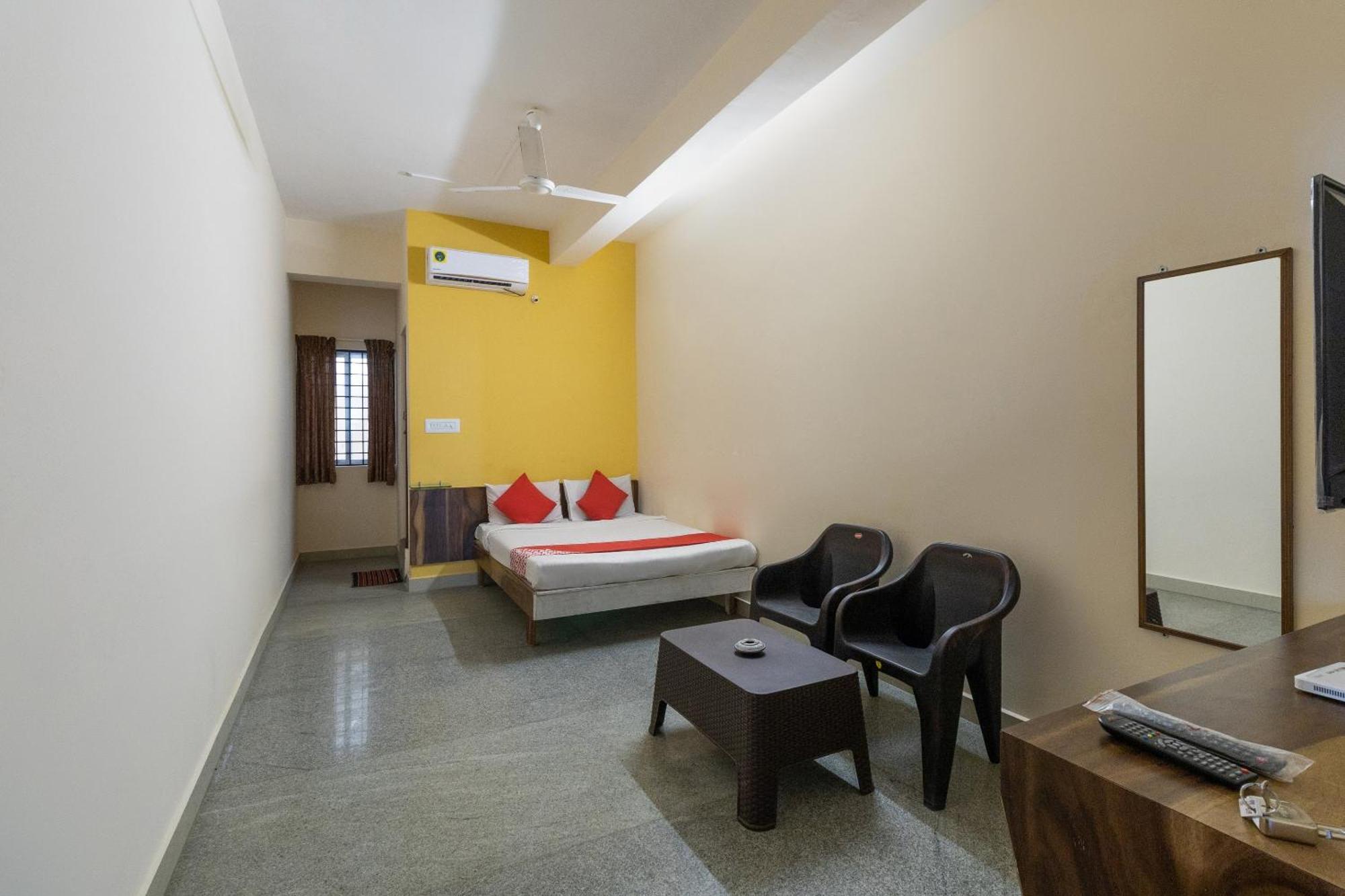Hotel O Supriya Lodge Hasszan Kültér fotó