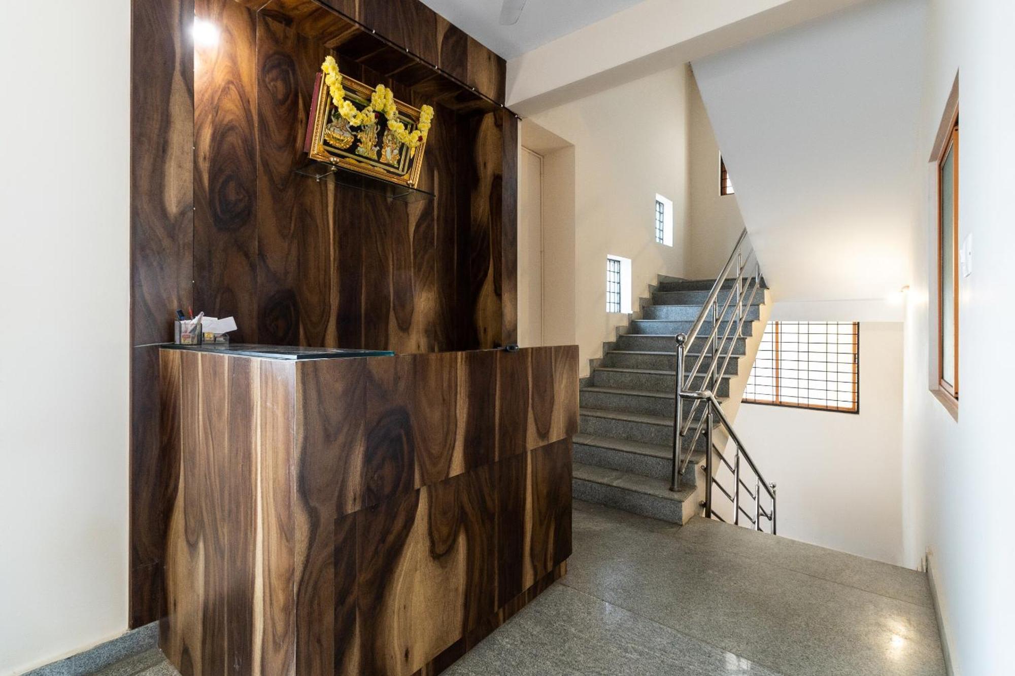 Hotel O Supriya Lodge Hasszan Kültér fotó